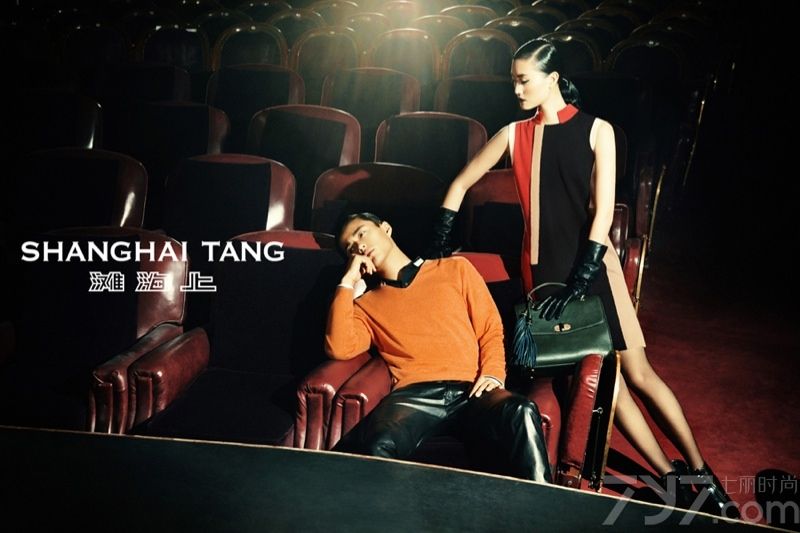 SHANGHAI TANG上海滩发布2013秋冬时尚女装广告大片，由张丽娜倾情演绎。SHANGHAI TANG，是中国的第一个奢侈品品牌。最有名的是改良式现代旗袍、唐装、马褂，为上个世纪的东方风情添上现代元素。创建于1994年，复古情怀与经典中国元素融合，展现现代华丽的中国高端时尚。张丽娜继2013春夏广告后再度携手赵磊一起出镜新季秋冬广告。2013年秋冬新款水彩扎染印花丝绵夹克，配以扎染微印花丝绸衬衫，浓墨重彩之余不乏时尚靓丽，独到的剪裁使短款夹克更显修身，加上瀑布提花金属色短裤，使复古情怀与经典中国元素融合,展现现代华丽的中国高端时尚，而丝绸无尽结手拿包以其跳跃的色彩更让人眼前一亮。