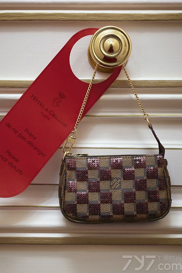 Louis Vuitton（路易威登）发布2013早秋系列时尚型录。拍摄地点选在了巴黎古老的 H?tel de Crillon 五星级豪华酒店，从蜂蜜色的大理石大堂，延伸到里头满满的水晶吊灯和华丽装饰的内厅与房间陈设，超模Dree Hemingway 也在酒店的大厅、房间、楼梯间、柜台、餐厅、厨房等地点一一留下了她的足迹，尽管系列看来低调优雅，但就像型录整体的呈现一样，设计皆深具魅力且充满戏剧性张力啊！