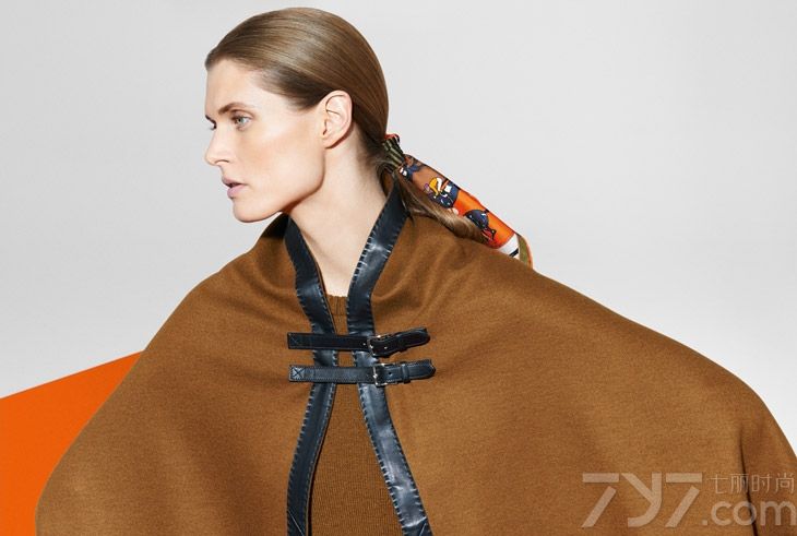 Hermès 爱马仕发布2013年时尚配饰丝巾广告大片。本次大片由Malgosia Bela Stuns拍摄。爱马仕是一家忠于传统手工艺，不断追求创新的国际化企业，现已拥有箱包、丝巾领带、男、女装和生活艺术品等十七类产品系列。爱马仕大多数产品都是手工精心制作的，无外乎有人称Hermes的产品为思想深邃、品位高尚、内涵丰富、工艺精湛的艺术品。