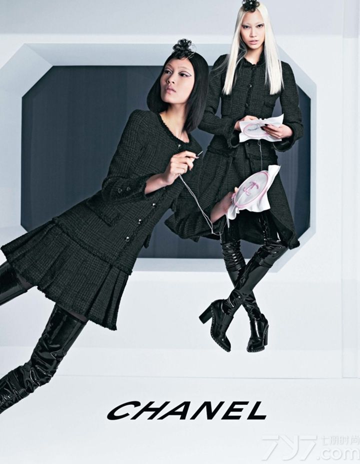 Chanel（香奈儿）发布2013秋冬系列时尚女装广告大片，本次大片由Karl Lagerfeld（卡尔·拉格斐）执镜，参与的模特有Ashleigh Good、Soo Joo和Chiharu Okunugi。这一季的广告大片中硬朗的剪裁设计和未来感的光面布料打造科幻大片的感觉，画面营造出外太空环境的场面，扭曲的logo设计和漂浮的模特儿让人远离地球，抛开地心引力。