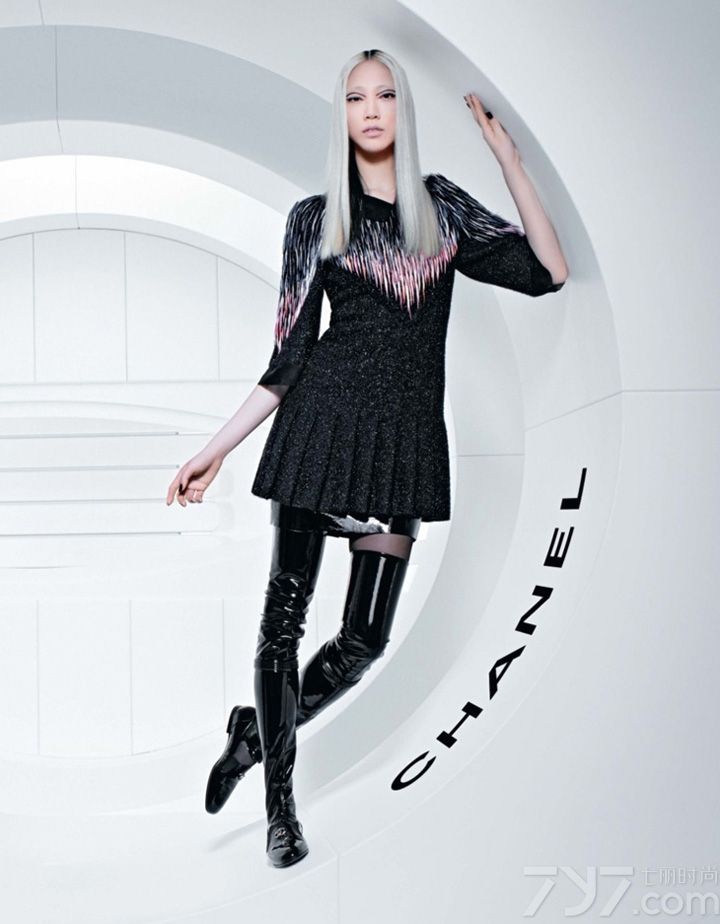 Chanel（香奈儿）发布2013秋冬系列时尚女装广告大片，本次大片由Karl Lagerfeld（卡尔·拉格斐）执镜，参与的模特有Ashleigh Good、Soo Joo和Chiharu Okunugi。这一季的广告大片中硬朗的剪裁设计和未来感的光面布料打造科幻大片的感觉，画面营造出外太空环境的场面，扭曲的logo设计和漂浮的模特儿让人远离地球，抛开地心引力。