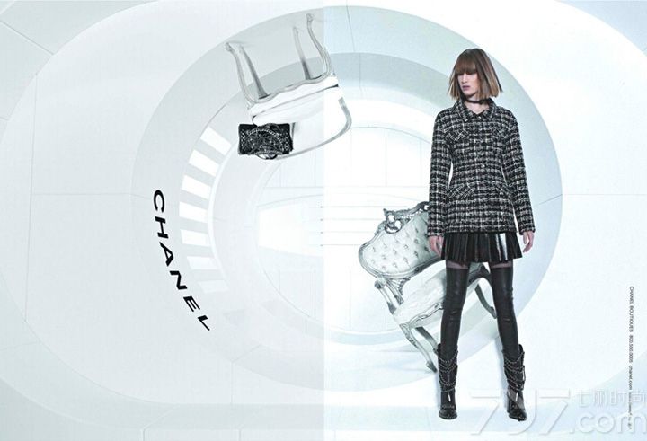 Chanel（香奈儿）发布2013秋冬系列时尚女装广告大片，本次大片由Karl Lagerfeld（卡尔·拉格斐）执镜，参与的模特有Ashleigh Good、Soo Joo和Chiharu Okunugi。这一季的广告大片中硬朗的剪裁设计和未来感的光面布料打造科幻大片的感觉，画面营造出外太空环境的场面，扭曲的logo设计和漂浮的模特儿让人远离地球，抛开地心引力。