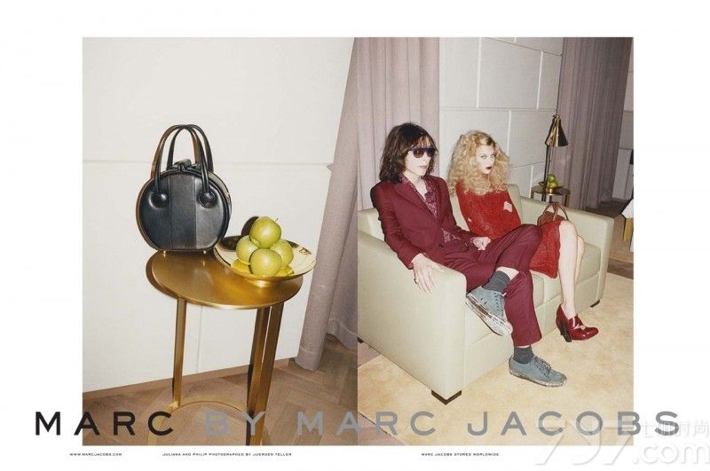 MARC BY MARC JACOBS 发布2013秋冬时尚女装广告大片。此次大片再次由德国摄影师Juergen Teller 掌镜，Giedre Kiaulenaite, Juliana Schurig 和Philip Kesselev等模特共同演绎。Marc Jacobs品牌年轻时尚，走在潮流的前沿。70年代灵感的廓形，在镜头下的模特们以一头复古卷发为我们展示复古之美。带来华丽感的同时，也并没有破坏整体纯洁的气质，为少女造型增添了纯净的光芒。