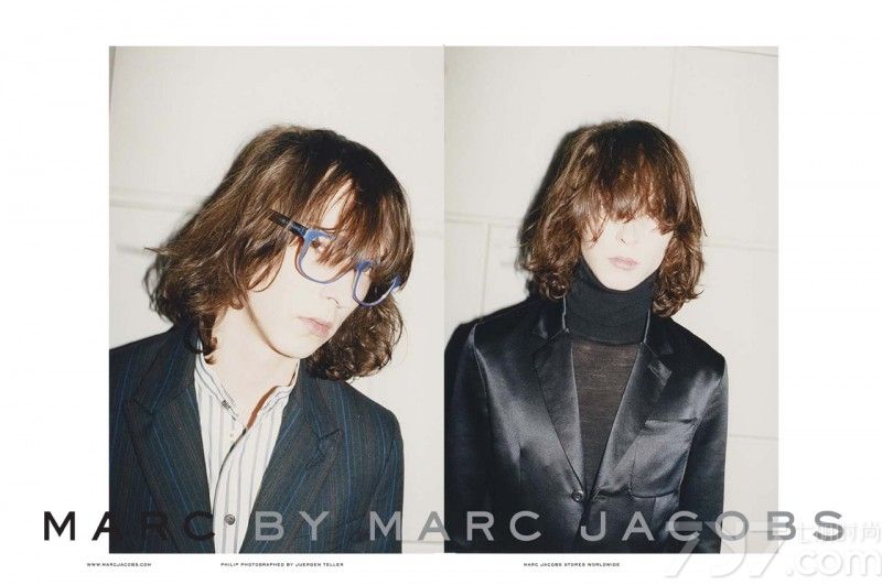 MARC BY MARC JACOBS 发布2013秋冬时尚女装广告大片。此次大片再次由德国摄影师Juergen Teller 掌镜，Giedre Kiaulenaite, Juliana Schurig 和Philip Kesselev等模特共同演绎。Marc Jacobs品牌年轻时尚，走在潮流的前沿。70年代灵感的廓形，在镜头下的模特们以一头复古卷发为我们展示复古之美。带来华丽感的同时，也并没有破坏整体纯洁的气质，为少女造型增添了纯净的光芒。