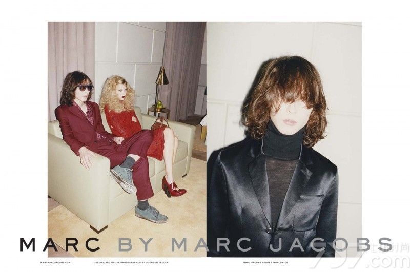 MARC BY MARC JACOBS 发布2013秋冬时尚女装广告大片。此次大片再次由德国摄影师Juergen Teller 掌镜，Giedre Kiaulenaite, Juliana Schurig 和Philip Kesselev等模特共同演绎。Marc Jacobs品牌年轻时尚，走在潮流的前沿。70年代灵感的廓形，在镜头下的模特们以一头复古卷发为我们展示复古之美。带来华丽感的同时，也并没有破坏整体纯洁的气质，为少女造型增添了纯净的光芒。