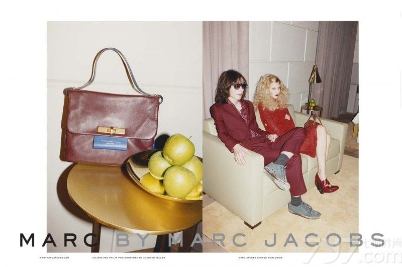 MARC BY MARC JACOBS 发布2013秋冬时尚女装广告大片。此次大片再次由德国摄影师Juergen Teller 掌镜，Giedre Kiaulenaite, Juliana Schurig 和Philip Kesselev等模特共同演绎。Marc Jacobs品牌年轻时尚，走在潮流的前沿。70年代灵感的廓形，在镜头下的模特们以一头复古卷发为我们展示复古之美。带来华丽感的同时，也并没有破坏整体纯洁的气质，为少女造型增添了纯净的光芒。