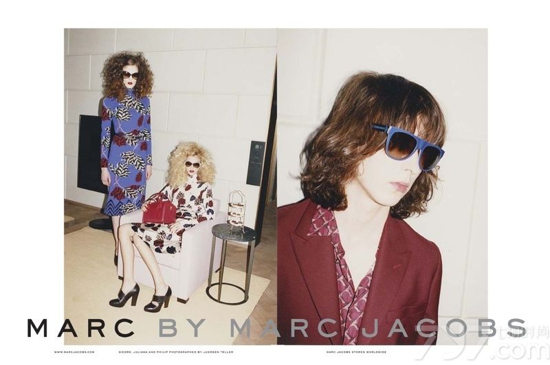 MARC BY MARC JACOBS 发布2013秋冬时尚女装广告大片。此次大片再次由德国摄影师Juergen Teller 掌镜，Giedre Kiaulenaite, Juliana Schurig 和Philip Kesselev等模特共同演绎。Marc Jacobs品牌年轻时尚，走在潮流的前沿。70年代灵感的廓形，在镜头下的模特们以一头复古卷发为我们展示复古之美。带来华丽感的同时，也并没有破坏整体纯洁的气质，为少女造型增添了纯净的光芒。