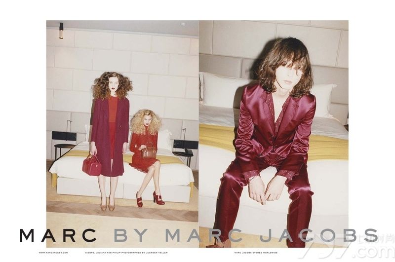 MARC BY MARC JACOBS 发布2013秋冬时尚女装广告大片。此次大片再次由德国摄影师Juergen Teller 掌镜，Giedre Kiaulenaite, Juliana Schurig 和Philip Kesselev等模特共同演绎。Marc Jacobs品牌年轻时尚，走在潮流的前沿。70年代灵感的廓形，在镜头下的模特们以一头复古卷发为我们展示复古之美。带来华丽感的同时，也并没有破坏整体纯洁的气质，为少女造型增添了纯净的光芒。