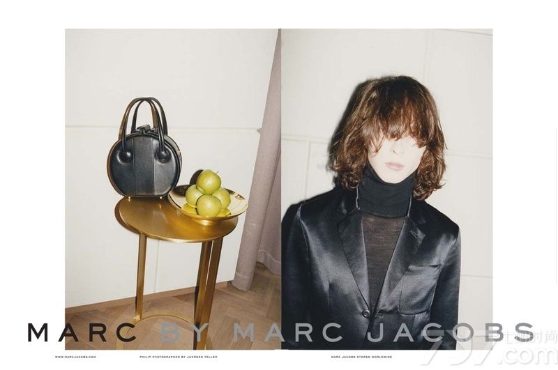 MARC BY MARC JACOBS 发布2013秋冬时尚女装广告大片。此次大片再次由德国摄影师Juergen Teller 掌镜，Giedre Kiaulenaite, Juliana Schurig 和Philip Kesselev等模特共同演绎。Marc Jacobs品牌年轻时尚，走在潮流的前沿。70年代灵感的廓形，在镜头下的模特们以一头复古卷发为我们展示复古之美。带来华丽感的同时，也并没有破坏整体纯洁的气质，为少女造型增添了纯净的光芒。