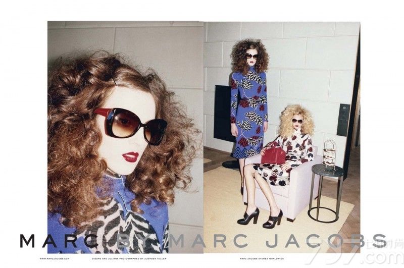 MARC BY MARC JACOBS 发布2013秋冬时尚女装广告大片。此次大片再次由德国摄影师Juergen Teller 掌镜，Giedre Kiaulenaite, Juliana Schurig 和Philip Kesselev等模特共同演绎。Marc Jacobs品牌年轻时尚，走在潮流的前沿。70年代灵感的廓形，在镜头下的模特们以一头复古卷发为我们展示复古之美。带来华丽感的同时，也并没有破坏整体纯洁的气质，为少女造型增添了纯净的光芒。