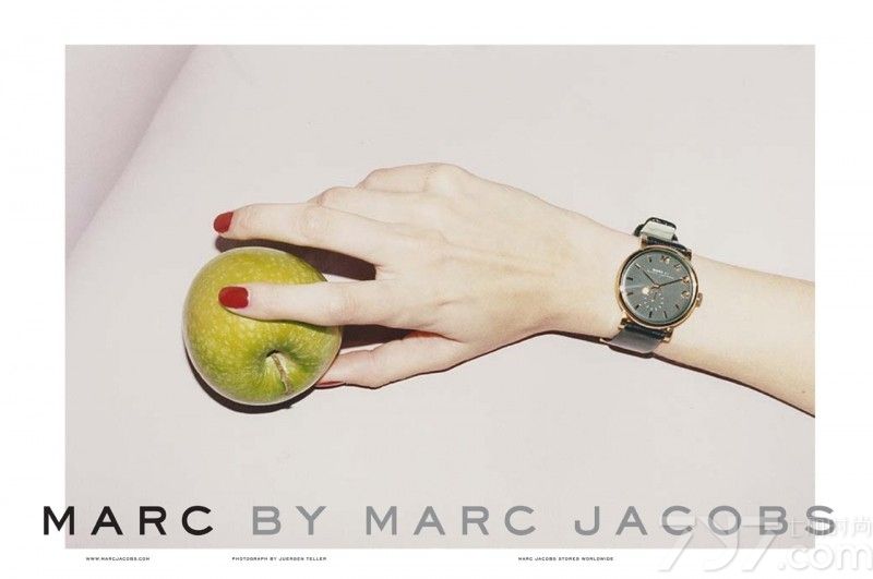 MARC BY MARC JACOBS 发布2013秋冬时尚女装广告大片。此次大片再次由德国摄影师Juergen Teller 掌镜，Giedre Kiaulenaite, Juliana Schurig 和Philip Kesselev等模特共同演绎。Marc Jacobs品牌年轻时尚，走在潮流的前沿。70年代灵感的廓形，在镜头下的模特们以一头复古卷发为我们展示复古之美。带来华丽感的同时，也并没有破坏整体纯洁的气质，为少女造型增添了纯净的光芒。