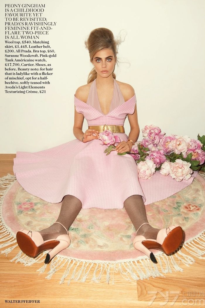 《Vogue》杂志英国版2013年9月刊封面人物为英国当红超模卡拉·迪瓦伊（Cara Delevingne），由著名瑞士摄影师Walter Pfeiffer掌镜，Francesca Burns造型。粉红套装、连衣裙和外套将卡拉装扮成一个“粉红女郎”，像个学生妹，亦或像朵玫瑰在绽放，充斥着妩媚的诱惑力。预计，明年秋季粉红色将会非常流行！