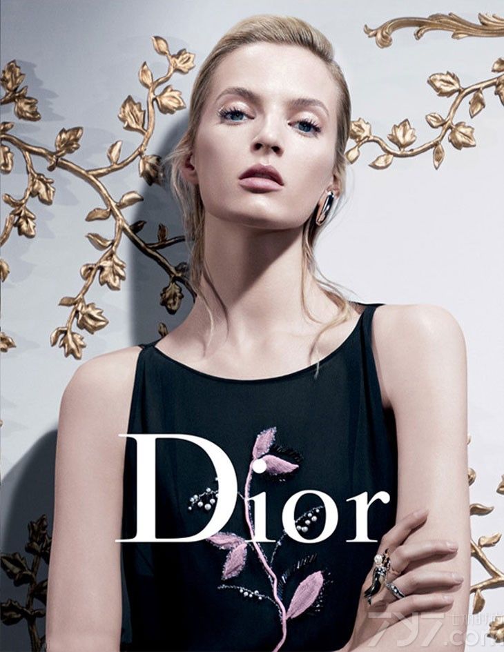 法国高级时装品牌克里斯汀·迪奥（Christian Dior）发布了他们的2013年秋冬广告大片，由著名比利时摄影师Willy Vanderperre执镜，Olivier Rizzo造型，模特Elise Crombez,Mariacarla Boscono,Daria Strokous以及Iselin Steiro出镜演绎。新的广告大片给人一种很强的冲击感，超大外套、高低裁剪设计礼服和酷感十足的眼镜，营造出未来感！