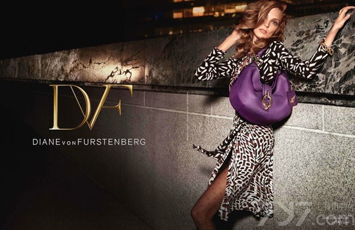 Diane von Furstenberg（DVF）发布最新2013秋冬系列时尚女装广告大片。本次大片由摄影师 Sebastian Faena 执镜，超模 Daria Werbowy 全新出镜代言。Diane von Furstenberg是美国时装界尊尚品牌，提供四大季度服装系列与配饰。多姿多彩的配饰包括鞋履、手袋、丝巾、眼镜、高级珠宝、行李箱、香水及家居系列。