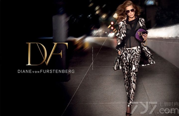 Diane von Furstenberg（DVF）发布最新2013秋冬系列时尚女装广告大片。本次大片由摄影师 Sebastian Faena 执镜，超模 Daria Werbowy 全新出镜代言。Diane von Furstenberg是美国时装界尊尚品牌，提供四大季度服装系列与配饰。多姿多彩的配饰包括鞋履、手袋、丝巾、眼镜、高级珠宝、行李箱、香水及家居系列。