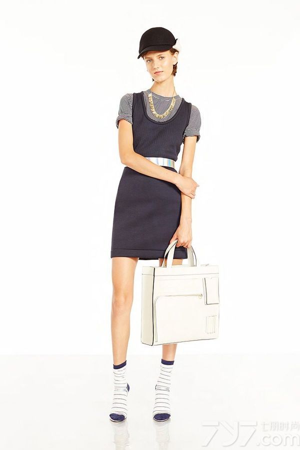 Kate Spade 发布2014度假系列时尚女装配饰LOOKBOOK，Kate Spade（凯特·丝蓓）是以手提包、鞋子窜红的美国品牌。多年来以简约大方的设计，别具特色的色彩应用，营造出既能迎合时尚风潮，又能够维持自我风格的款式。在这季的度假系列中，Kate Spade 利用松身的剪裁和舒适的衣料，由外到内营造出假日里无拘束、零压力的写意感。简单且容易配搭的设计带着悠闲活力，加上色彩鲜艳亮丽的单品，以及亮眼配饰和包包的点缀下，唤发缤纷玩味的时尚感，从简洁的轮廓勾勒出度假应有的愉悦心情。