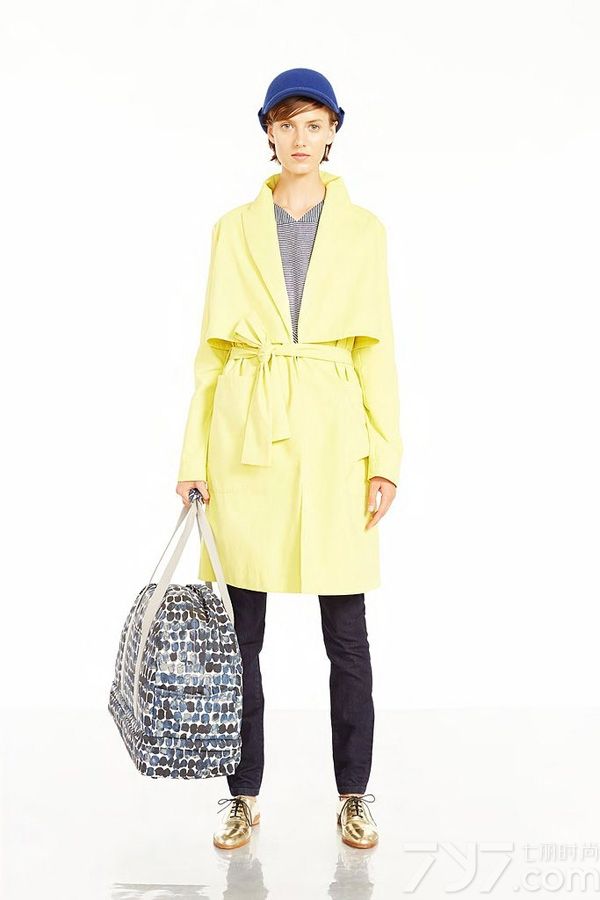 Kate Spade 发布2014度假系列时尚女装配饰LOOKBOOK，Kate Spade（凯特·丝蓓）是以手提包、鞋子窜红的美国品牌。多年来以简约大方的设计，别具特色的色彩应用，营造出既能迎合时尚风潮，又能够维持自我风格的款式。在这季的度假系列中，Kate Spade 利用松身的剪裁和舒适的衣料，由外到内营造出假日里无拘束、零压力的写意感。简单且容易配搭的设计带着悠闲活力，加上色彩鲜艳亮丽的单品，以及亮眼配饰和包包的点缀下，唤发缤纷玩味的时尚感，从简洁的轮廓勾勒出度假应有的愉悦心情。