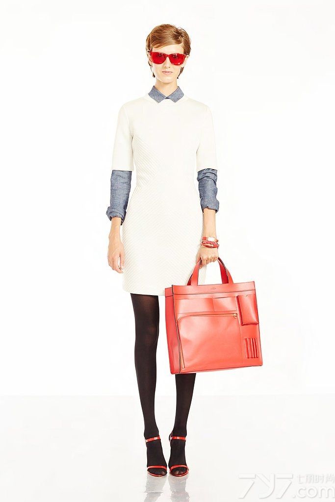 Kate Spade 发布2014度假系列时尚女装配饰LOOKBOOK，Kate Spade（凯特·丝蓓）是以手提包、鞋子窜红的美国品牌。多年来以简约大方的设计，别具特色的色彩应用，营造出既能迎合时尚风潮，又能够维持自我风格的款式。在这季的度假系列中，Kate Spade 利用松身的剪裁和舒适的衣料，由外到内营造出假日里无拘束、零压力的写意感。简单且容易配搭的设计带着悠闲活力，加上色彩鲜艳亮丽的单品，以及亮眼配饰和包包的点缀下，唤发缤纷玩味的时尚感，从简洁的轮廓勾勒出度假应有的愉悦心情。