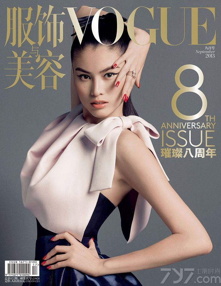 《VOGUE》是世界上历史悠久广受尊崇的一本时尚类杂志。杂志内容涉及时装、化妆、美容、健康、娱乐和艺术等各个方面，是一本综合性时尚生活杂志。为庆祝创刊8周年，《Vogue服饰与美容》特意请来刘雯、何穗、孙菲菲、雎晓雯、Sasha Pivovarova、Kati Nescher、Doutzen Kroes、Daria Strokous 中外共8位超模为九月刊拍摄了8个不同的封面。