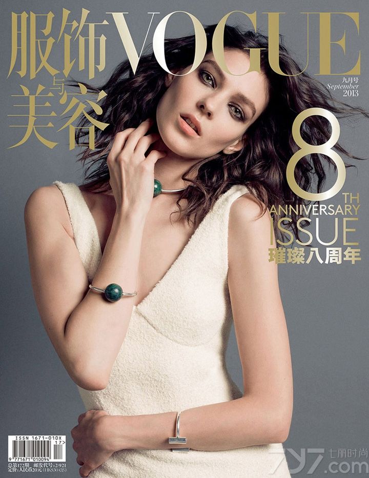 《VOGUE》是世界上历史悠久广受尊崇的一本时尚类杂志。杂志内容涉及时装、化妆、美容、健康、娱乐和艺术等各个方面，是一本综合性时尚生活杂志。为庆祝创刊8周年，《Vogue服饰与美容》特意请来刘雯、何穗、孙菲菲、雎晓雯、Sasha Pivovarova、Kati Nescher、Doutzen Kroes、Daria Strokous 中外共8位超模为九月刊拍摄了8个不同的封面。