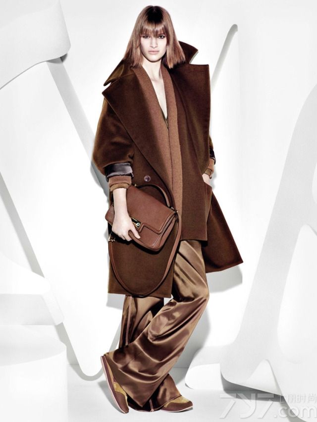 意大利品牌MAX MARA 发布2013秋冬系列时尚女装广告大片，此次大片由超模Ashleigh Good演绎，摄影大师Mario Sorrenti 掌镜。模特身着大号驼色大衣演绎萧瑟秋冬。Max Mara的设计融合法国及意大利的风格，讲求简洁线条和剪裁，外形漂亮、线条清晰，充满时代感。