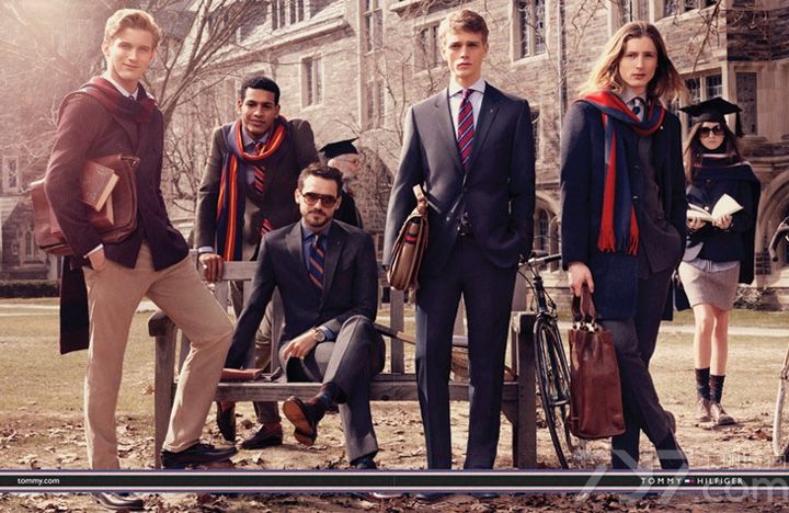 美国时尚品牌Tommy Hilfiger 发布2013秋冬时尚女装系列广告大片，摄影师 Craig McDean 执镜，本季大片主打复古校园风，洋溢青春活力。TOMMY HILFIGER 品牌崇尚自然、简洁的风尚，同时设计理念中无不渗透出青春的动感活力，与美国本土的风格特点十分和谐，年轻、性感与真实，受到年轻一代美国人的热爱。而这也正是美国服饰风格的精髓所在。