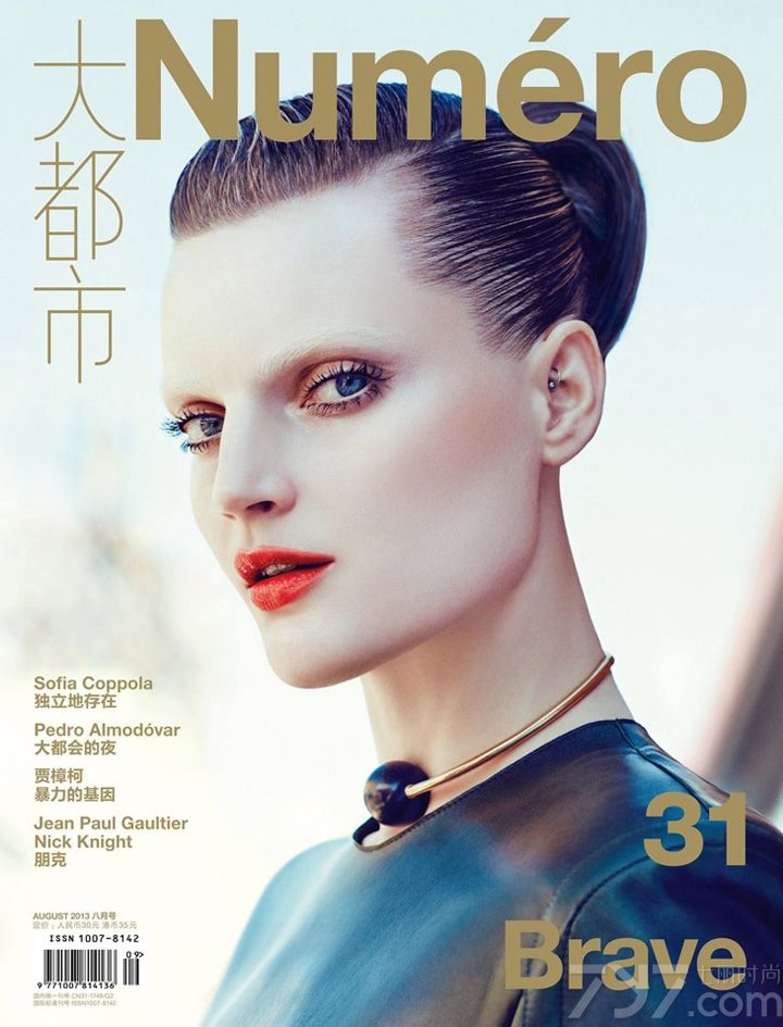 Guinevere van Seenus为《Numero》时尚杂志中国版2013年8月号拍摄广告大片。名模Guinevere Van Seenus在拍摄中大胆演绎，充分运用色彩以及光影的搭配，表现出一组令人诧异的作品，好诡秘。《Numero》是从巴黎起步的新法式时尚杂志，坚持独特、简约、清晰、现代的杂志美学，令人惊艳的图片影像，令人叫绝的编辑方式和整体视觉处理，以全球化的设计视野和法式的优雅风度，预示着先锋时尚影响力。