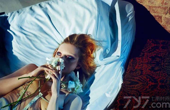 Guinevere van Seenus为《Numero》时尚杂志中国版2013年8月号拍摄广告大片。名模Guinevere Van Seenus在拍摄中大胆演绎，充分运用色彩以及光影的搭配，表现出一组令人诧异的作品，好诡秘。《Numero》是从巴黎起步的新法式时尚杂志，坚持独特、简约、清晰、现代的杂志美学，令人惊艳的图片影像，令人叫绝的编辑方式和整体视觉处理，以全球化的设计视野和法式的优雅风度，预示着先锋时尚影响力。