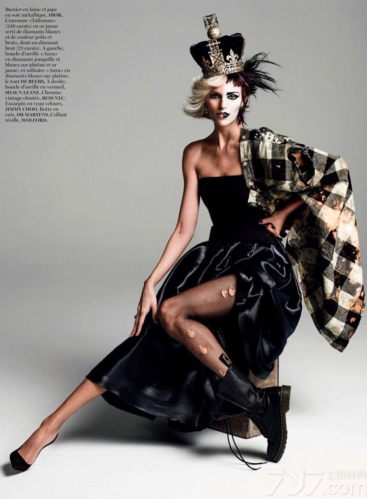 Anja Rubik演绎《Vogue》法国版2013年8月号时尚广告大片，夸张的造型，千娇百媚。Anja Rubik 安雅·卢比可，生于波兰，1983年6月11日出生的她现在隶属于fashion公司。Anja Rubik 是一个神秘、冷艳、清纯、奔放的综合体。气质冷傲的Anja Rubik幸运的在刚踏入模特界时就成了法国时装品牌Chloe、Emanuel Ungaro的广告代言人，更是当仁不让的排名世界顶尖超模TOP50强的第九位，身高179公分的Anja是Marilyn Manson的超级歌迷，可见她的品位也和她的外表一样酷。