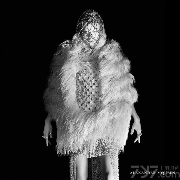 超模 Edie Campbell 出镜演绎 Alexander McQueen（亚历山大·麦昆）2013秋冬女装系列时尚广告大片，Did Sims 执镜。Alexander McQueen（亚历山大·麦昆）是英国著名的服装设计师，有坏孩子之称，被认为是英国的时尚教父。Edie Campbell在拍摄中造型可爱，像童话世界里的玩偶。