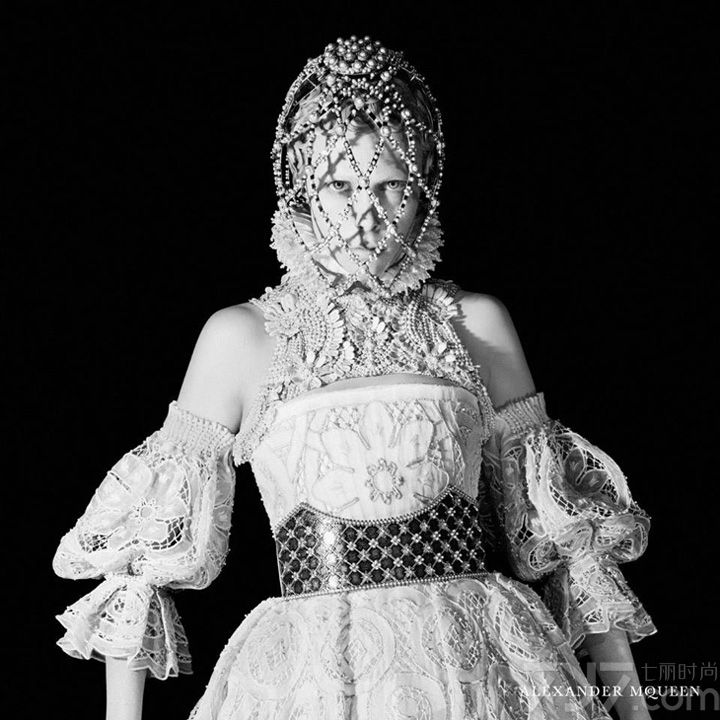 超模 Edie Campbell 出镜演绎 Alexander McQueen（亚历山大·麦昆）2013秋冬女装系列时尚广告大片，Did Sims 执镜。Alexander McQueen（亚历山大·麦昆）是英国著名的服装设计师，有坏孩子之称，被认为是英国的时尚教父。Edie Campbell在拍摄中造型可爱，像童话世界里的玩偶。