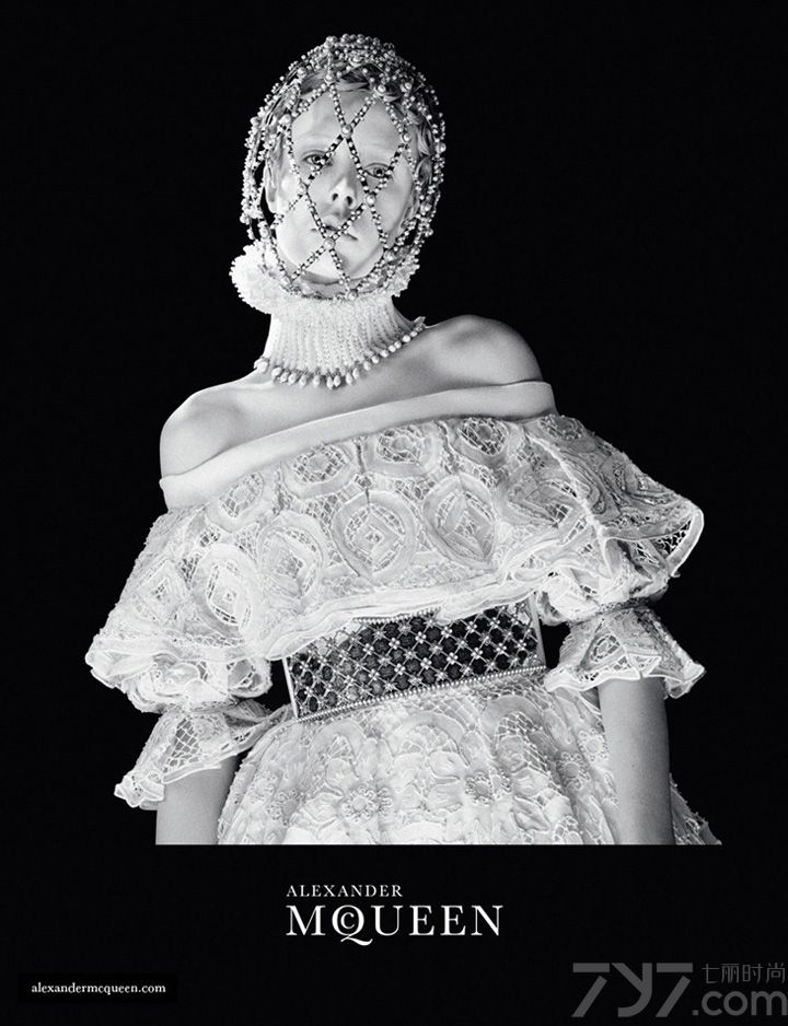 超模 Edie Campbell 出镜演绎 Alexander McQueen（亚历山大·麦昆）2013秋冬女装系列时尚广告大片，Did Sims 执镜。Alexander McQueen（亚历山大·麦昆）是英国著名的服装设计师，有坏孩子之称，被认为是英国的时尚教父。Edie Campbell在拍摄中造型可爱，像童话世界里的玩偶。