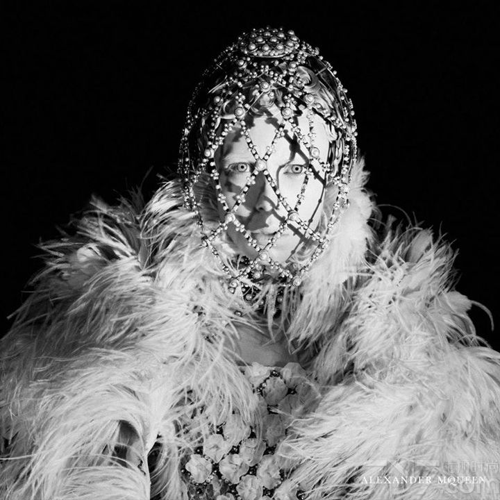 超模 Edie Campbell 出镜演绎 Alexander McQueen（亚历山大·麦昆）2013秋冬女装系列时尚广告大片，Did Sims 执镜。Alexander McQueen（亚历山大·麦昆）是英国著名的服装设计师，有坏孩子之称，被认为是英国的时尚教父。Edie Campbell在拍摄中造型可爱，像童话世界里的玩偶。