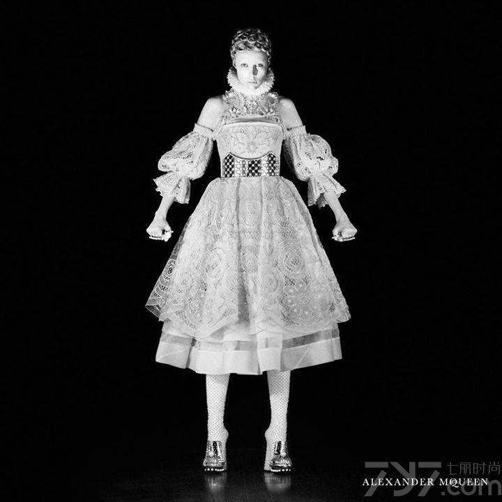 超模 Edie Campbell 出镜演绎 Alexander McQueen（亚历山大·麦昆）2013秋冬女装系列时尚广告大片，Did Sims 执镜。Alexander McQueen（亚历山大·麦昆）是英国著名的服装设计师，有坏孩子之称，被认为是英国的时尚教父。Edie Campbell在拍摄中造型可爱，像童话世界里的玩偶。