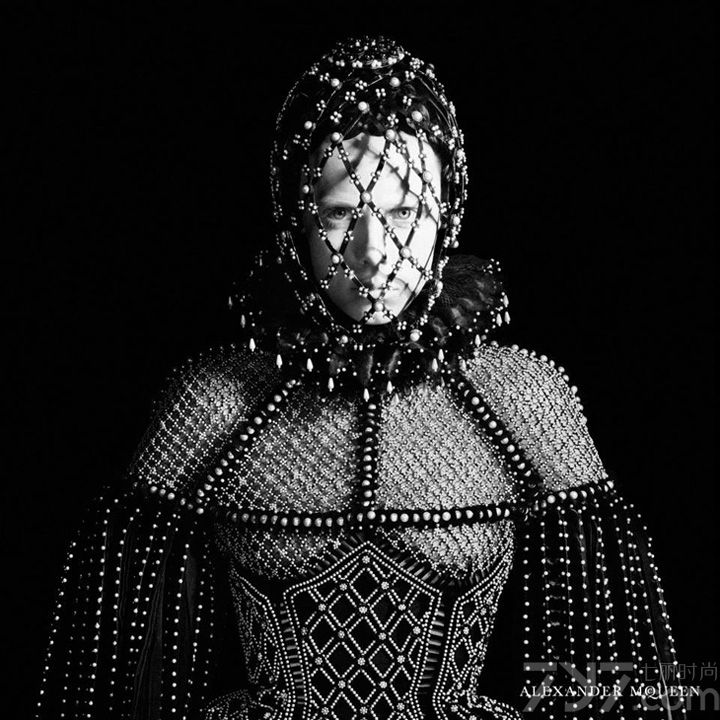 超模 Edie Campbell 出镜演绎 Alexander McQueen（亚历山大·麦昆）2013秋冬女装系列时尚广告大片，Did Sims 执镜。Alexander McQueen（亚历山大·麦昆）是英国著名的服装设计师，有坏孩子之称，被认为是英国的时尚教父。Edie Campbell在拍摄中造型可爱，像童话世界里的玩偶。