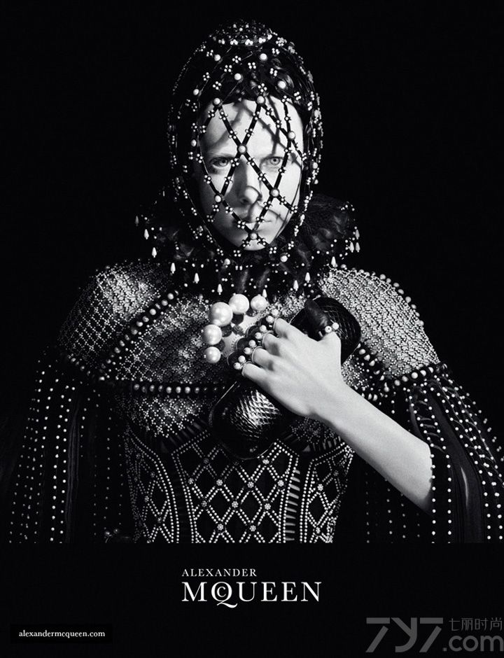 超模 Edie Campbell 出镜演绎 Alexander McQueen（亚历山大·麦昆）2013秋冬女装系列时尚广告大片，Did Sims 执镜。Alexander McQueen（亚历山大·麦昆）是英国著名的服装设计师，有坏孩子之称，被认为是英国的时尚教父。Edie Campbell在拍摄中造型可爱，像童话世界里的玩偶。