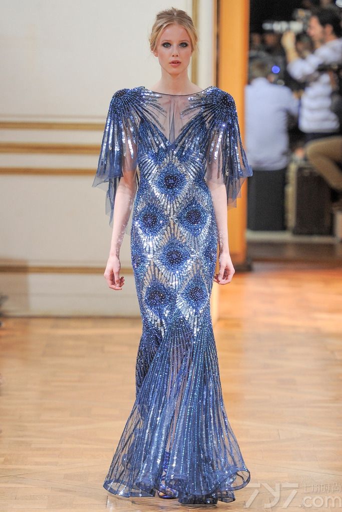 Zuhair Murad 发布2013秋冬巴黎高级定制女装礼服系列， 简洁柔美的线条，面料和辅料集尽奢华，追求极致的美。祖海·慕拉 (Zuhair Murad) 活跃于时装的主秀场——巴黎，是黎巴嫩时装设计军团的领军人物。祖海·慕拉 (Zuhair Murad) 堪称是“奢侈礼服”的开山鼻祖，典雅奢华的巴洛克宫廷风格更是祖海·慕拉 (Zuhair Murad) 的标志之一。