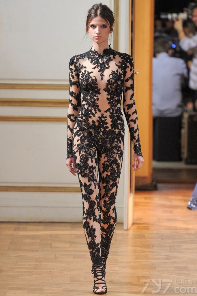 Zuhair Murad 发布2013秋冬巴黎高级定制女装礼服系列， 简洁柔美的线条，面料和辅料集尽奢华，追求极致的美。祖海·慕拉 (Zuhair Murad) 活跃于时装的主秀场——巴黎，是黎巴嫩时装设计军团的领军人物。祖海·慕拉 (Zuhair Murad) 堪称是“奢侈礼服”的开山鼻祖，典雅奢华的巴洛克宫廷风格更是祖海·慕拉 (Zuhair Murad) 的标志之一。