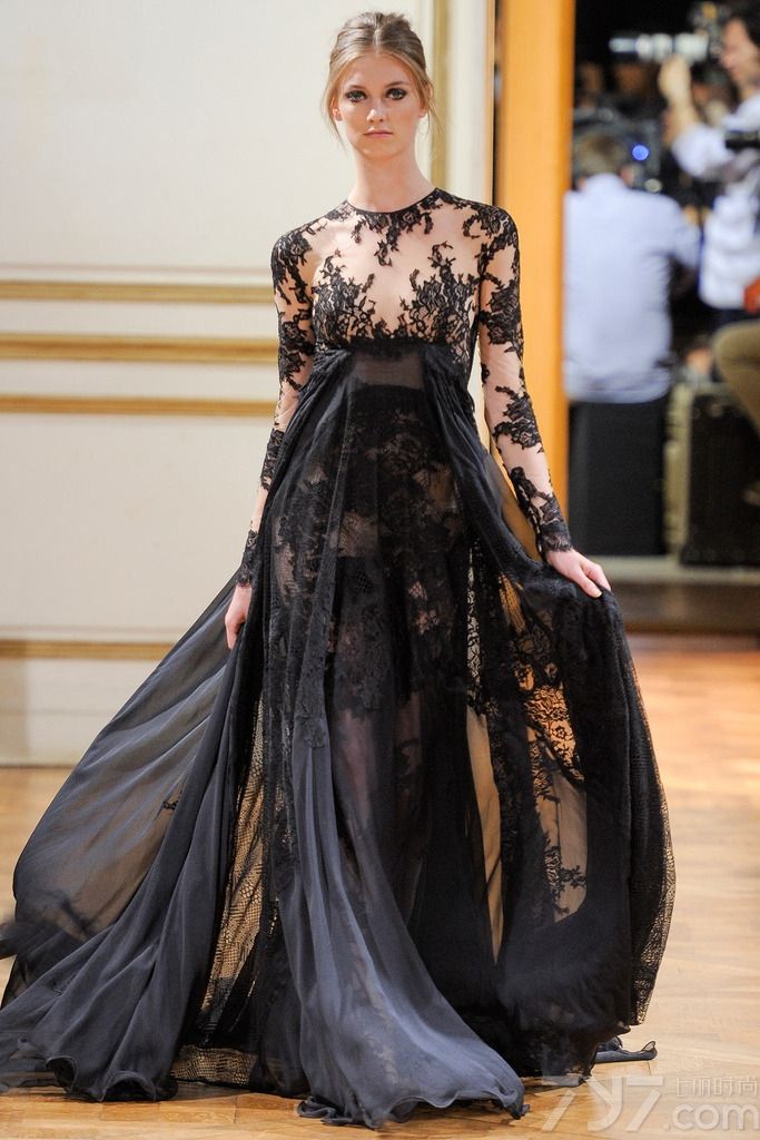 Zuhair Murad 发布2013秋冬巴黎高级定制女装礼服系列， 简洁柔美的线条，面料和辅料集尽奢华，追求极致的美。祖海·慕拉 (Zuhair Murad) 活跃于时装的主秀场——巴黎，是黎巴嫩时装设计军团的领军人物。祖海·慕拉 (Zuhair Murad) 堪称是“奢侈礼服”的开山鼻祖，典雅奢华的巴洛克宫廷风格更是祖海·慕拉 (Zuhair Murad) 的标志之一。