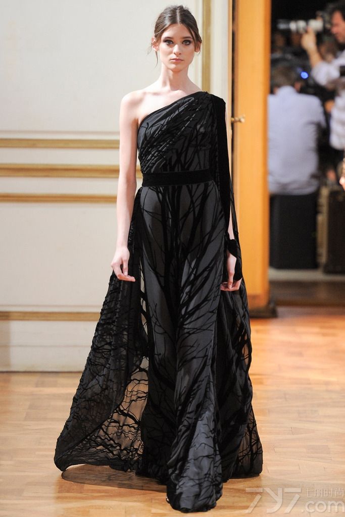 Zuhair Murad 发布2013秋冬巴黎高级定制女装礼服系列， 简洁柔美的线条，面料和辅料集尽奢华，追求极致的美。祖海·慕拉 (Zuhair Murad) 活跃于时装的主秀场——巴黎，是黎巴嫩时装设计军团的领军人物。祖海·慕拉 (Zuhair Murad) 堪称是“奢侈礼服”的开山鼻祖，典雅奢华的巴洛克宫廷风格更是祖海·慕拉 (Zuhair Murad) 的标志之一。