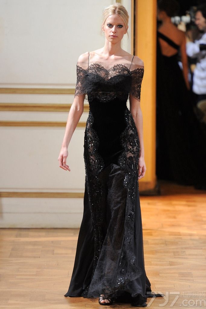 Zuhair Murad 发布2013秋冬巴黎高级定制女装礼服系列， 简洁柔美的线条，面料和辅料集尽奢华，追求极致的美。祖海·慕拉 (Zuhair Murad) 活跃于时装的主秀场——巴黎，是黎巴嫩时装设计军团的领军人物。祖海·慕拉 (Zuhair Murad) 堪称是“奢侈礼服”的开山鼻祖，典雅奢华的巴洛克宫廷风格更是祖海·慕拉 (Zuhair Murad) 的标志之一。