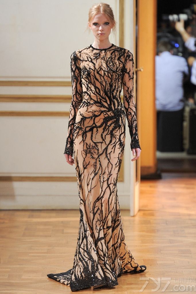 Zuhair Murad 发布2013秋冬巴黎高级定制女装礼服系列， 简洁柔美的线条，面料和辅料集尽奢华，追求极致的美。祖海·慕拉 (Zuhair Murad) 活跃于时装的主秀场——巴黎，是黎巴嫩时装设计军团的领军人物。祖海·慕拉 (Zuhair Murad) 堪称是“奢侈礼服”的开山鼻祖，典雅奢华的巴洛克宫廷风格更是祖海·慕拉 (Zuhair Murad) 的标志之一。