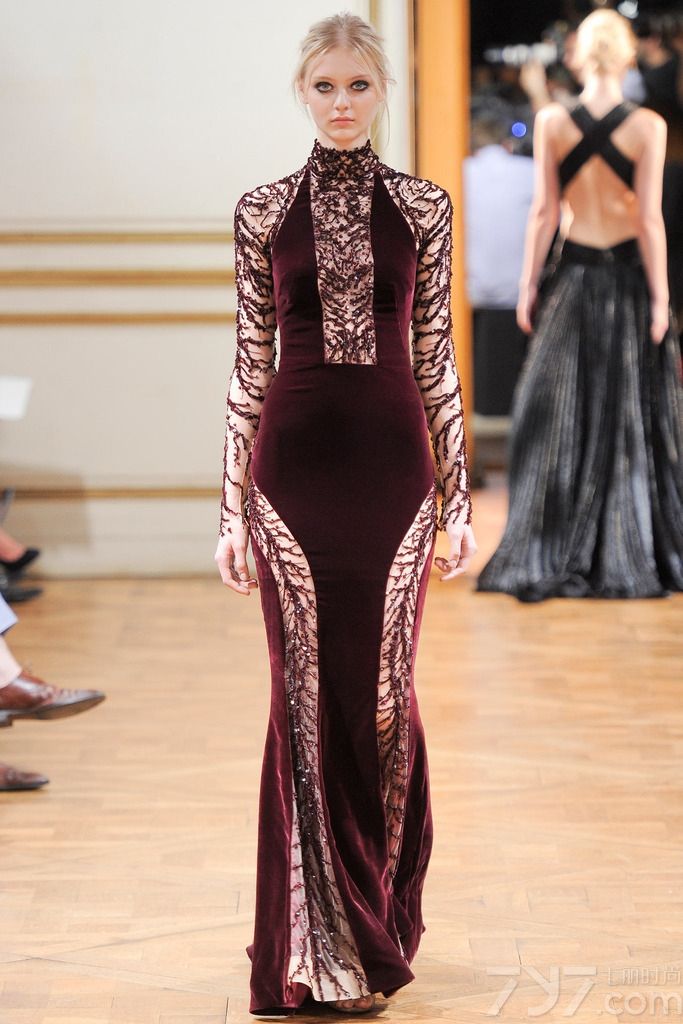 Zuhair Murad 发布2013秋冬巴黎高级定制女装礼服系列， 简洁柔美的线条，面料和辅料集尽奢华，追求极致的美。祖海·慕拉 (Zuhair Murad) 活跃于时装的主秀场——巴黎，是黎巴嫩时装设计军团的领军人物。祖海·慕拉 (Zuhair Murad) 堪称是“奢侈礼服”的开山鼻祖，典雅奢华的巴洛克宫廷风格更是祖海·慕拉 (Zuhair Murad) 的标志之一。