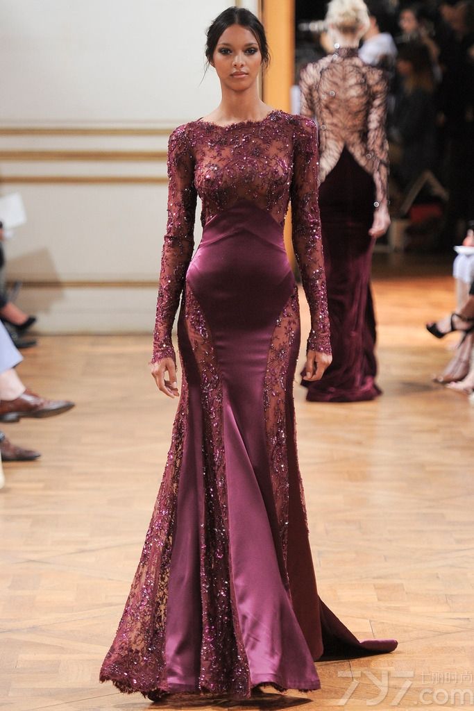 Zuhair Murad 发布2013秋冬巴黎高级定制女装礼服系列， 简洁柔美的线条，面料和辅料集尽奢华，追求极致的美。祖海·慕拉 (Zuhair Murad) 活跃于时装的主秀场——巴黎，是黎巴嫩时装设计军团的领军人物。祖海·慕拉 (Zuhair Murad) 堪称是“奢侈礼服”的开山鼻祖，典雅奢华的巴洛克宫廷风格更是祖海·慕拉 (Zuhair Murad) 的标志之一。