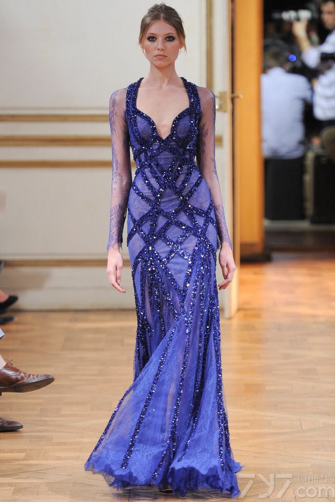 Zuhair Murad 发布2013秋冬巴黎高级定制女装礼服系列， 简洁柔美的线条，面料和辅料集尽奢华，追求极致的美。祖海·慕拉 (Zuhair Murad) 活跃于时装的主秀场——巴黎，是黎巴嫩时装设计军团的领军人物。祖海·慕拉 (Zuhair Murad) 堪称是“奢侈礼服”的开山鼻祖，典雅奢华的巴洛克宫廷风格更是祖海·慕拉 (Zuhair Murad) 的标志之一。