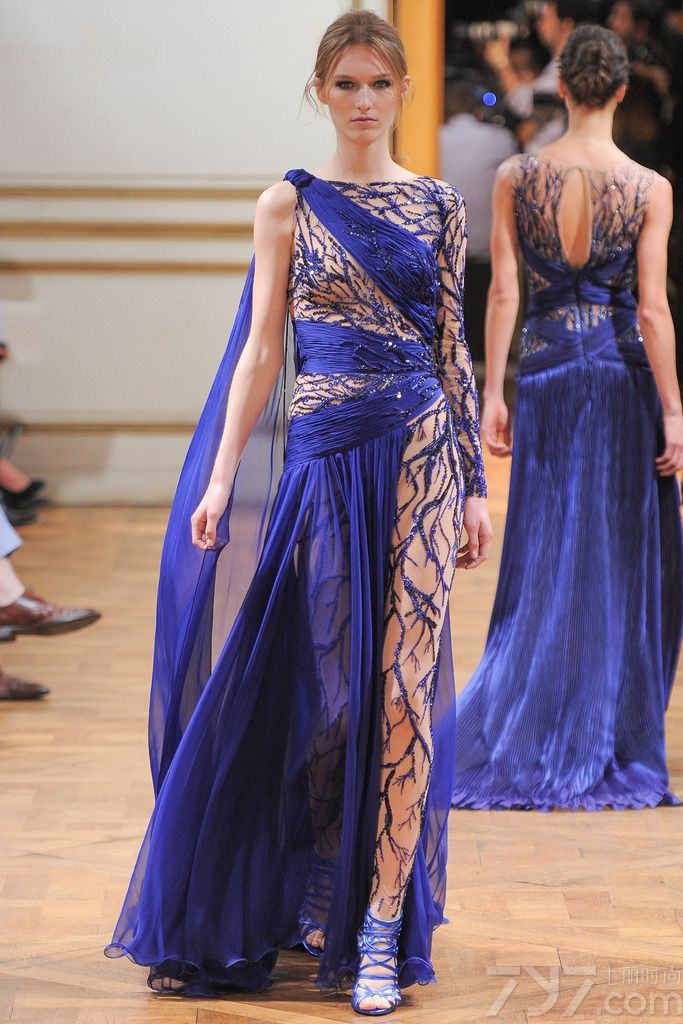 Zuhair Murad 发布2013秋冬巴黎高级定制女装礼服系列， 简洁柔美的线条，面料和辅料集尽奢华，追求极致的美。祖海·慕拉 (Zuhair Murad) 活跃于时装的主秀场——巴黎，是黎巴嫩时装设计军团的领军人物。祖海·慕拉 (Zuhair Murad) 堪称是“奢侈礼服”的开山鼻祖，典雅奢华的巴洛克宫廷风格更是祖海·慕拉 (Zuhair Murad) 的标志之一。