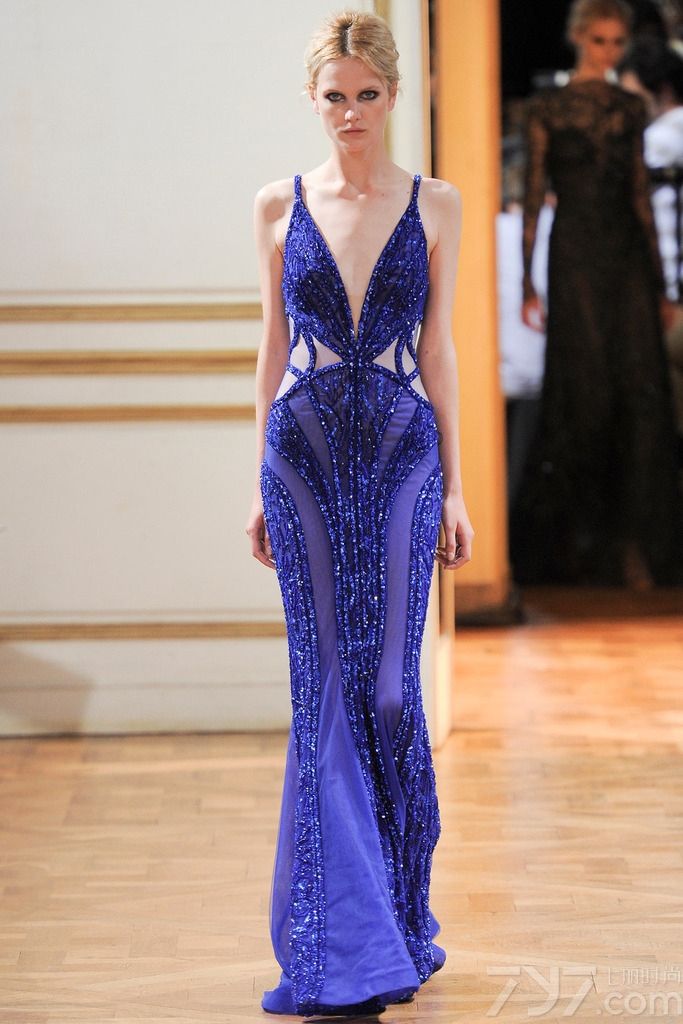 Zuhair Murad 发布2013秋冬巴黎高级定制女装礼服系列， 简洁柔美的线条，面料和辅料集尽奢华，追求极致的美。祖海·慕拉 (Zuhair Murad) 活跃于时装的主秀场——巴黎，是黎巴嫩时装设计军团的领军人物。祖海·慕拉 (Zuhair Murad) 堪称是“奢侈礼服”的开山鼻祖，典雅奢华的巴洛克宫廷风格更是祖海·慕拉 (Zuhair Murad) 的标志之一。