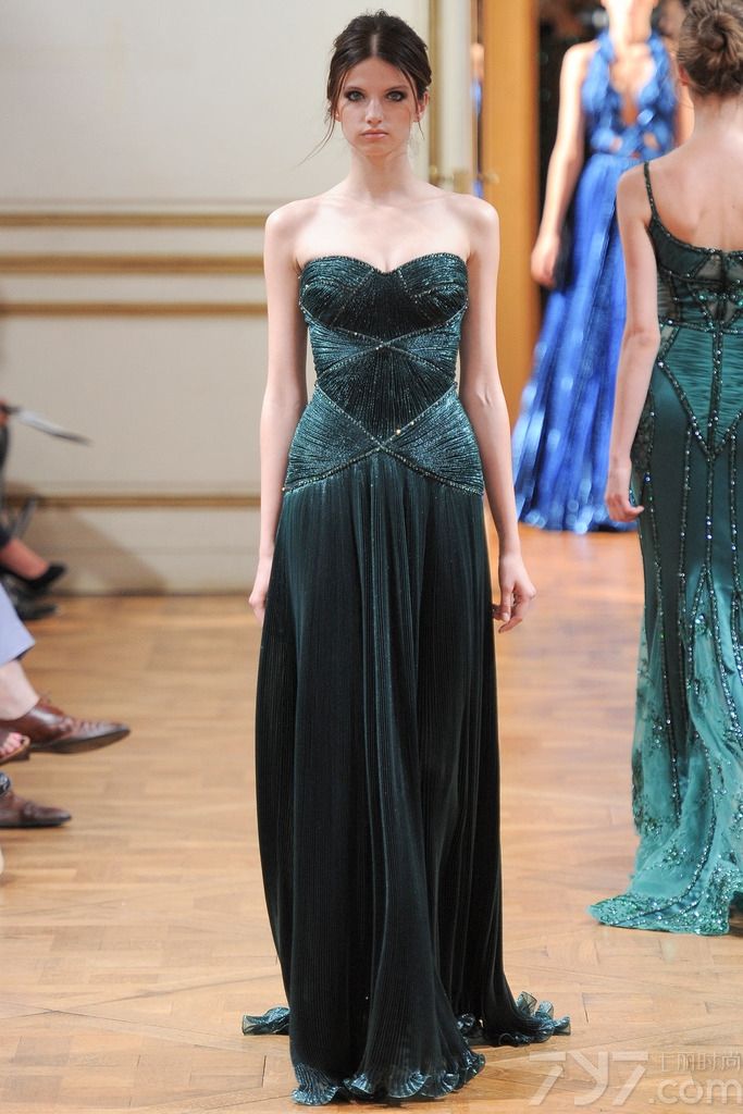 Zuhair Murad 发布2013秋冬巴黎高级定制女装礼服系列， 简洁柔美的线条，面料和辅料集尽奢华，追求极致的美。祖海·慕拉 (Zuhair Murad) 活跃于时装的主秀场——巴黎，是黎巴嫩时装设计军团的领军人物。祖海·慕拉 (Zuhair Murad) 堪称是“奢侈礼服”的开山鼻祖，典雅奢华的巴洛克宫廷风格更是祖海·慕拉 (Zuhair Murad) 的标志之一。