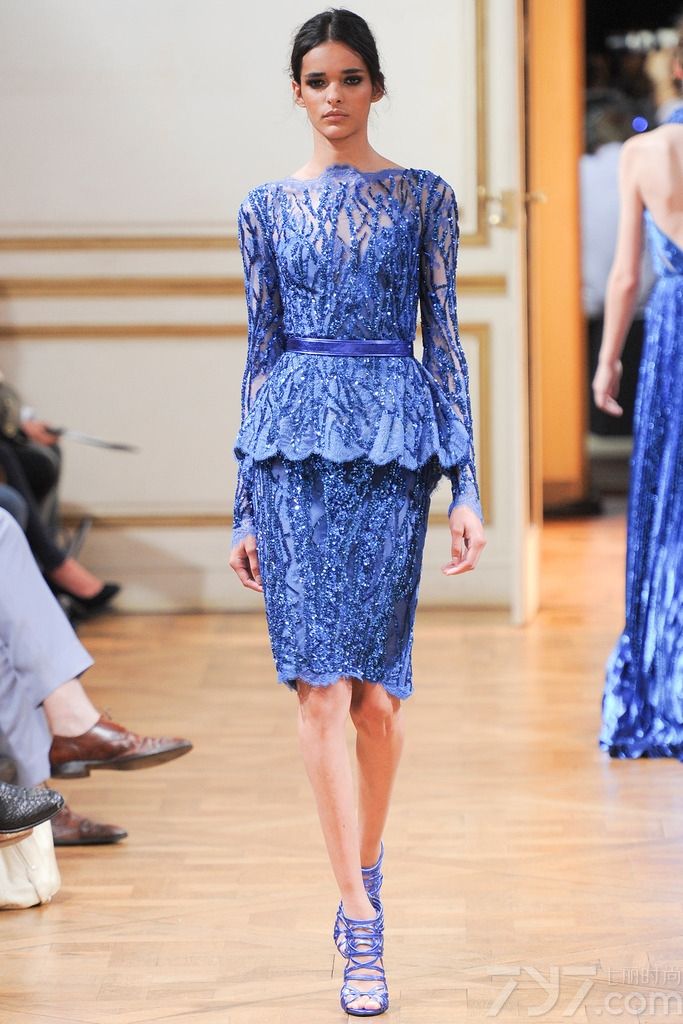 Zuhair Murad 发布2013秋冬巴黎高级定制女装礼服系列， 简洁柔美的线条，面料和辅料集尽奢华，追求极致的美。祖海·慕拉 (Zuhair Murad) 活跃于时装的主秀场——巴黎，是黎巴嫩时装设计军团的领军人物。祖海·慕拉 (Zuhair Murad) 堪称是“奢侈礼服”的开山鼻祖，典雅奢华的巴洛克宫廷风格更是祖海·慕拉 (Zuhair Murad) 的标志之一。