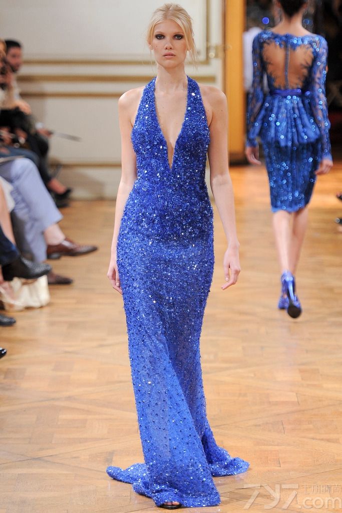 Zuhair Murad 发布2013秋冬巴黎高级定制女装礼服系列， 简洁柔美的线条，面料和辅料集尽奢华，追求极致的美。祖海·慕拉 (Zuhair Murad) 活跃于时装的主秀场——巴黎，是黎巴嫩时装设计军团的领军人物。祖海·慕拉 (Zuhair Murad) 堪称是“奢侈礼服”的开山鼻祖，典雅奢华的巴洛克宫廷风格更是祖海·慕拉 (Zuhair Murad) 的标志之一。